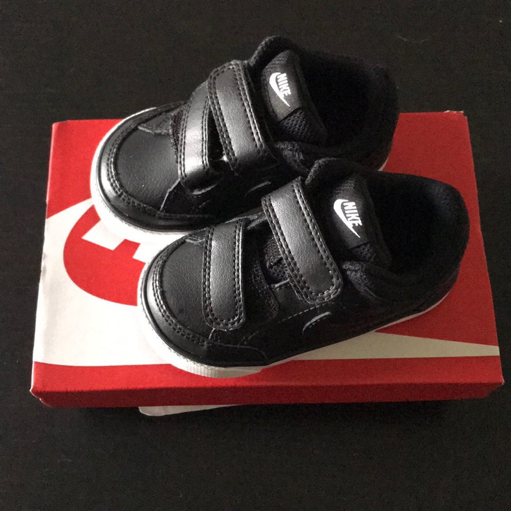 Nike Kids Black Velcro Sneakers